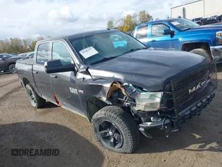 2017 Ram 1500 Express z VIN 3C6RR7KT2HG689194, wystawiony jako IAAI lot #40582551 z przebiegiem 166 316 mil mil oraz . Historia ofert i sprzedaży dostępna na DreamBid. Obrazek 1.