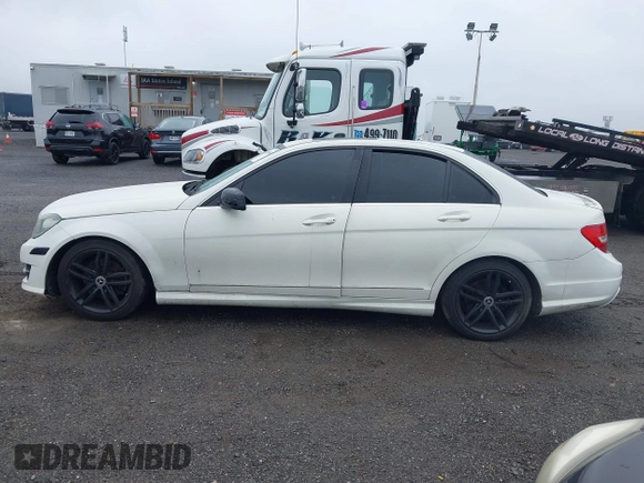 2012 Mercedes-Benz C 300 Sport z VIN WDDGF8BB1CR196238, wystawiony jako IAAI lot #42488861 z przebiegiem 111 877 mil mil oraz . Historia ofert i sprzedaży dostępna na DreamBid. Obrazek 14.