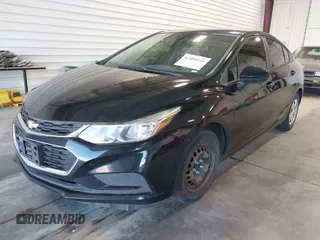 2017 Chevrolet Cruze LS z VIN 1G1BC5SM4H7270275, wystawiony jako IAAI lot #42484111 z przebiegiem 90 589 mil mil oraz . Historia ofert i sprzedaży dostępna na DreamBid. Obrazek 19.