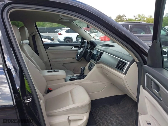 2018 Volkswagen Atlas 3.6L V6 SE with VIN 1V2CR2CA7JC570238, listed as a IAAI auction lot 42028477 with 85,210 mi miles. Bid and sale history available at carsss.com. Image 5.
