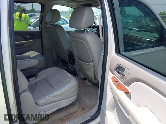 2008 Chevrolet Suburban LTZ z VIN 1GNFC16JX8R252506, wystawiony jako IAAI lot #42402610 z przebiegiem 308 625 mil mil oraz . Historia ofert i sprzedaży dostępna na DreamBid. Obrazek 8.