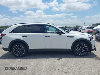2025 Mazda CX-70 Premium Plus z VIN JM3KJEHA6S1103427, wystawiony jako IAAI lot #42108563 z przebiegiem 3741 mil mil oraz . Historia ofert i sprzedaży dostępna na DreamBid. Obrazek 13.