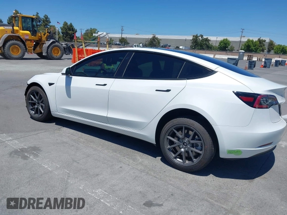 2023 Tesla Model 3 z VIN 5YJ3E1EA4PF454754, wystawiony jako IAAI lot #42665785 z przebiegiem 5 218 mil mil oraz . Historia ofert i sprzedaży dostępna na DreamBid. Obrazek 3.