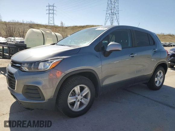 2020 Chevrolet Trax LS z VIN 3GNCJNSB3LL276516, wystawiony jako Copart lot #52796185 z przebiegiem 70 701 mil mil oraz Szkoda całkowita • Salvage title. Historia ofert i sprzedaży dostępna na DreamBid. Obrazek 1.