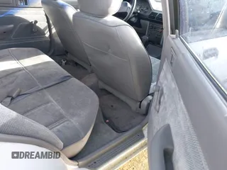 1993 Ford Escort z VIN 3FAPP13J9PR205353, wystawiony jako IAAI lot #41837169 z przebiegiem 4016 mil mil oraz . Historia ofert i sprzedaży dostępna na DreamBid. Obrazek 8.