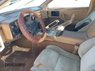1986 Pontiac Fiero z VIN 1G2PF3797GP269850, wystawiony jako IAAI lot #40722755 z przebiegiem 129 077 mil mil oraz . Historia ofert i sprzedaży dostępna na DreamBid. Obrazek 5.