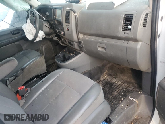2020 Nissan NV Cargo S z VIN 1N6BF0LY9LN803984, wystawiony jako Copart lot #55588715 z przebiegiem 156 488 mil mil oraz Szkoda całkowita • Salvage title. Historia ofert i sprzedaży dostępna na DreamBid. Obrazek 8.