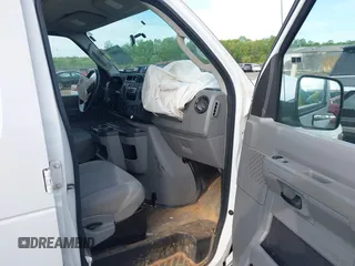 2011 Ford Econoline Cargo Commercial z VIN 1FTNE2EL6BDB35128, wystawiony jako IAAI lot #42088056 z przebiegiem 146 609 mil mil oraz . Historia ofert i sprzedaży dostępna na DreamBid. Obrazek 5.