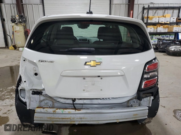 2020 Chevrolet Sonic LT z VIN 1G1JG6SB2L4117800, wystawiony jako Copart lot #55223025 z przebiegiem 79 777 mil mil oraz Szkody całkowita. Historia ofert i sprzedaży dostępna na DreamBid. Obrazek 6.