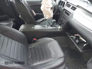 2014 Ford Mustang V6 z VIN 1ZVBP8AM3E5271971, wystawiony jako IAAI lot #42145670 z przebiegiem 77 466 mil mil oraz . Historia ofert i sprzedaży dostępna na DreamBid. Obrazek 5.