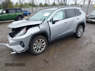 2025 Toyota RAV4 XLE Premium z VIN 2T3A1RFV6SC503413, wystawiony jako IAAI lot #41946001 z przebiegiem 831 mil mil oraz . Historia ofert i sprzedaży dostępna na DreamBid. Obrazek 2.