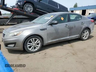 2013 Kia Optima EX z VIN 5XXGN4A74DG090437, wystawiony jako Copart lot #60822225 z przebiegiem 138 596 mil mil oraz Czysty tytuł • Clean title. Historia ofert i sprzedaży dostępna na DreamBid. Obrazek 1.