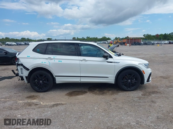 2022 Volkswagen Tiguan SE R-Line Black z VIN 3VVCB7AX8NM105497, wystawiony jako IAAI lot #42506294 z przebiegiem 29 821 mil mil oraz . Historia ofert i sprzedaży dostępna na DreamBid. Obrazek 14.