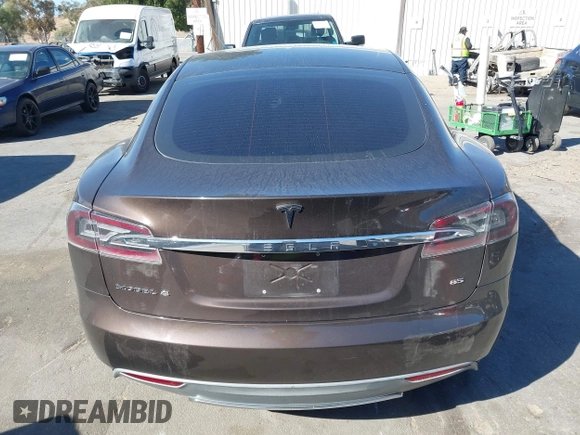2013 Tesla Model S z VIN 5YJSA1DN4DFP19552, wystawiony jako IAAI lot #41360466 z przebiegiem 129 806 mil mil oraz . Historia ofert i sprzedaży dostępna na DreamBid. Obrazek 17.