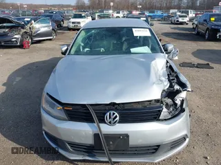 2014 Volkswagen Jetta SE z VIN 3VWD17AJ4EM266248, wystawiony jako IAAI lot #41893512 z przebiegiem 146 278 mil mil oraz . Historia ofert i sprzedaży dostępna na DreamBid. Obrazek 12.