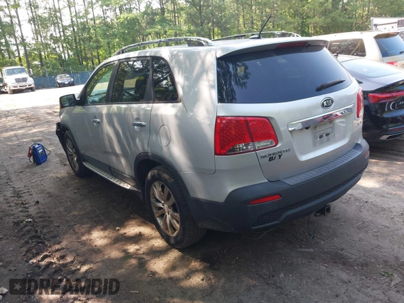 2011 Kia Sorento EX z VIN 5XYKUDA24BG173649, wystawiony jako IAAI lot #42413296 z przebiegiem 210 803 mil mil oraz . Historia ofert i sprzedaży dostępna na DreamBid. Obrazek 3.