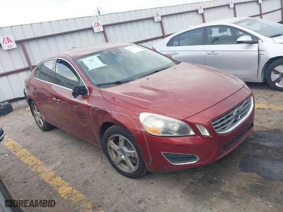 2013 Volvo S60 T5 Premier with VIN YV1612FSXD2208192, listed as a IAAI auction lot 41952296 with 197,095 mi miles. Bid and sale history available at carsss.com. Image 1.