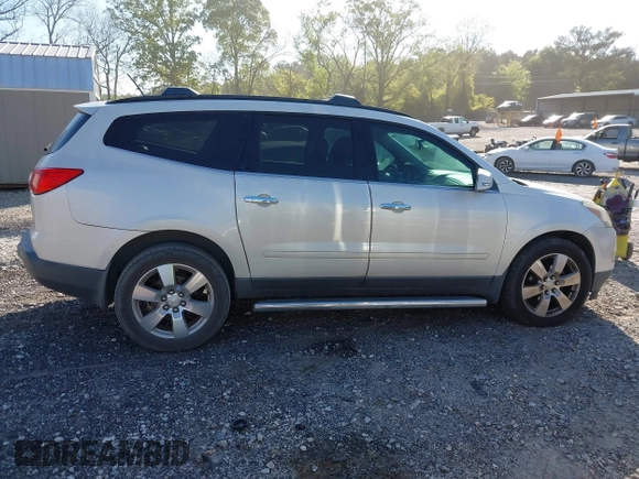 2011 Chevrolet Traverse 1LT z VIN 1GNKRGED8BJ378252, wystawiony jako IAAI lot #42055050 z przebiegiem 232 840 mil mil oraz . Historia ofert i sprzedaży dostępna na DreamBid. Obrazek 13.