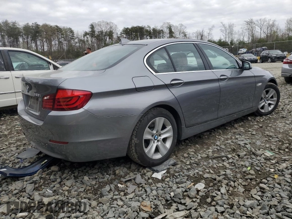 2013 BMW 5 Series 528i xDrive z VIN WBAXH5C55DD115085, wystawiony jako Copart lot #51381515 z przebiegiem 148 778 mil mil oraz Szkody całkowita. Historia ofert i sprzedaży dostępna na DreamBid. Obrazek 3.