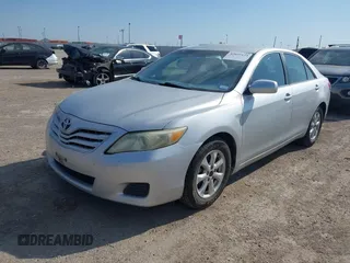 2011 Toyota Camry LE z VIN 4T1BF3EKXBU180291, wystawiony jako IAAI lot #42037125 z przebiegiem 242 462 mil mil oraz . Historia ofert i sprzedaży dostępna na DreamBid. Obrazek 2.