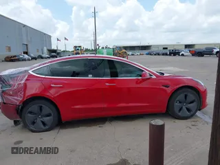 2020 Tesla Model 3 Standard Range Plus z VIN 5YJ3E1EA0LF611657, wystawiony jako IAAI lot #42046234 z przebiegiem 122 557 mil mil oraz . Historia ofert i sprzedaży dostępna na DreamBid. Obrazek 12.