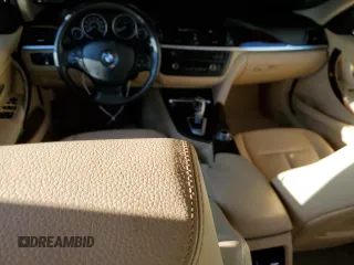 2013 BMW 3 Series 328i xDrive z VIN WBA3B5C57DF592525, wystawiony jako Copart lot #52164485 z przebiegiem 139 135 mil mil oraz Czysty tytuł • Clean title. Historia ofert i sprzedaży dostępna na DreamBid. Obrazek 8.