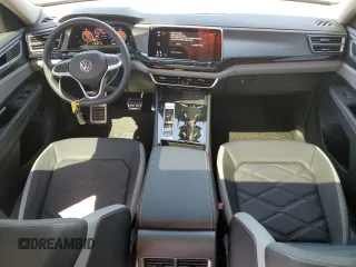 2024 Volkswagen Atlas Peak Edition SE z VIN 1V2CR2CAXRC568110, wystawiony jako Copart lot #48893395 z przebiegiem 10 441 mil mil oraz Nie do naprawy • Non repairable. Historia ofert i sprzedaży dostępna na DreamBid. Obrazek 8.