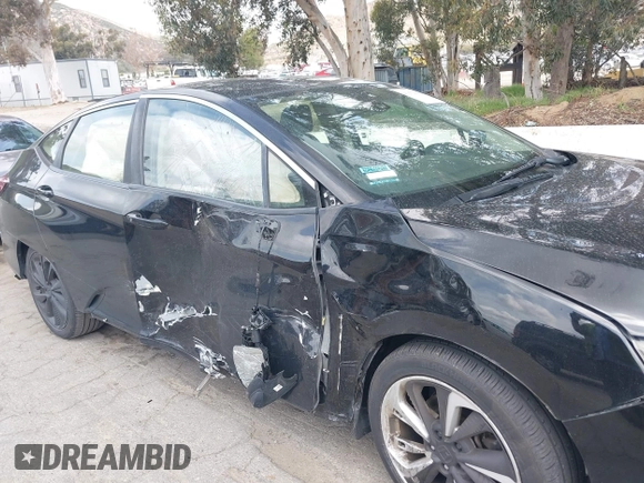 2018 Honda Clarity Plug-In Hybrid with VIN JHMZC5F10JC014054, listed as a IAAI auction lot 41932195 with 100,643 mi miles. Bid and sale history available at carsss.com. Image 6.