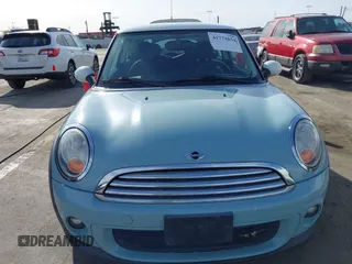 2011 MINI Hardtop z VIN WMWSU3C57BT251053, wystawiony jako IAAI lot #41774654 z przebiegiem 128 835 mil mil oraz . Historia ofert i sprzedaży dostępna na DreamBid. Obrazek 6.
