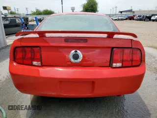 2005 Ford Mustang Deluxe z VIN 1ZVFT80N955154676, wystawiony jako Copart lot #61267825 z przebiegiem 191 439 mil mil oraz Czysty tytuł • Clean title. Historia ofert i sprzedaży dostępna na DreamBid. Obrazek 6.