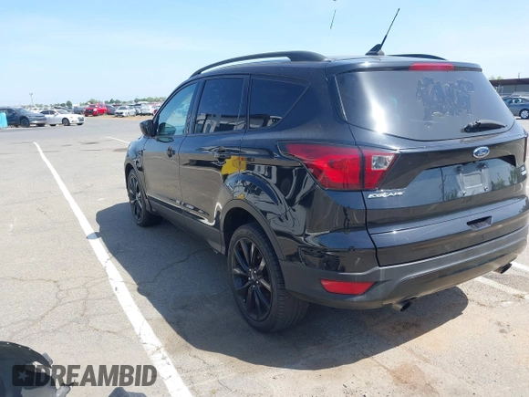 2019 Ford Escape SE with VIN 1FMCU0GD4KUB29621, listed as a IAAI auction lot 42062095 with 137,807 mi miles. Bid and sale history available at carsss.com. Image 3.