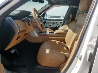 2024 Land Rover Range Rover SE z VIN SALKPBFUXRA200006, wystawiony jako Copart lot #56496285 z przebiegiem 29 459 mil mil oraz Szkoda całkowita • Salvage title. Historia ofert i sprzedaży dostępna na DreamBid. Obrazek 7.