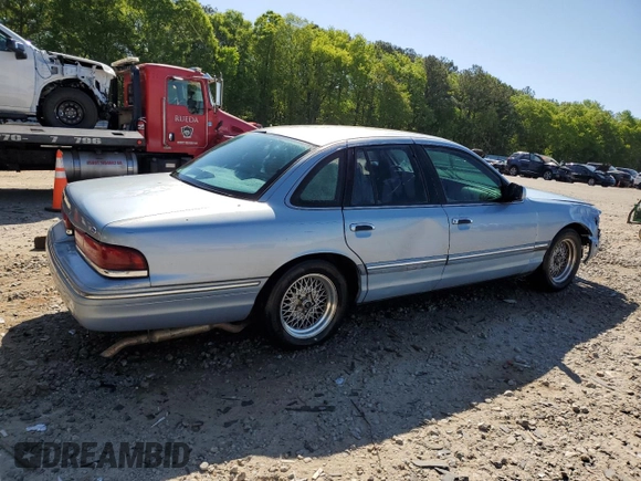 1997 Ford Crown Victoria LX z VIN 2FALP74W1VX218463, wystawiony jako Copart lot #52851045 z przebiegiem 236 098 mil mil oraz Szkoda całkowita • Salvage title. Historia ofert i sprzedaży dostępna na DreamBid. Obrazek 3.