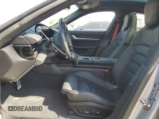 2022 Porsche Taycan z VIN WP0AA2Y19NSA15847, wystawiony jako Copart lot #54012535 z przebiegiem 28 002 mil mil oraz Szkody całkowita. Historia ofert i sprzedaży dostępna na DreamBid. Obrazek 7.