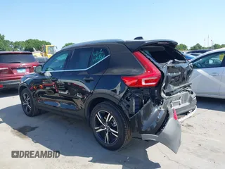 2025 Volvo XC40 Core Bright Theme z VIN YV4L12UJ1S2557593, wystawiony jako IAAI lot #42013569 z przebiegiem 1779 mil mil oraz . Historia ofert i sprzedaży dostępna na DreamBid. Obrazek 14.