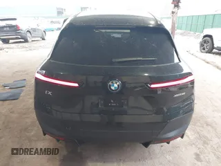 2025 BMW iX xDrive50 z VIN WB523CF08SCS59616, wystawiony jako IAAI lot #41666047 z przebiegiem 3 629 mil mil oraz . Historia ofert i sprzedaży dostępna na DreamBid. Obrazek 17.