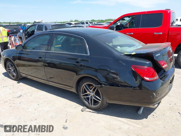 2007 Toyota Avalon XL z VIN 4T1BK36B17U213437, wystawiony jako IAAI lot #42040122 z przebiegiem 130 645 mil mil oraz . Historia ofert i sprzedaży dostępna na DreamBid. Obrazek 3.