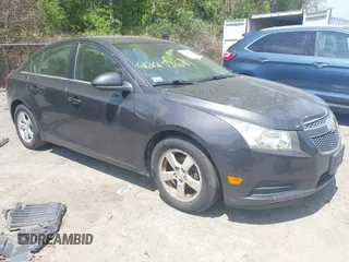2014 Chevrolet Cruze 1LT z VIN 1G1PC5SB6E7102623, wystawiony jako IAAI lot #42253681 z przebiegiem 190 344 mil mil oraz . Historia ofert i sprzedaży dostępna na DreamBid. Obrazek 1.