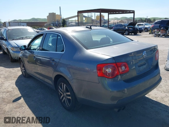 2005 Volkswagen Jetta z VIN 3VWDG71K35M613236, wystawiony jako IAAI lot #41764835 z przebiegiem Nie podano mil oraz . Historia ofert i sprzedaży dostępna na DreamBid. Obrazek 3.