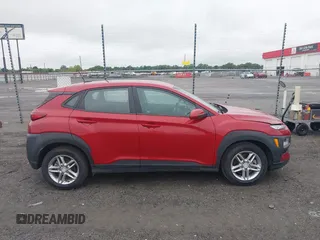 2021 Hyundai Kona SE z VIN KM8K1CAA4MU633934, wystawiony jako IAAI lot #42157313 z przebiegiem 87 714 mil mil oraz . Historia ofert i sprzedaży dostępna na DreamBid. Obrazek 13.
