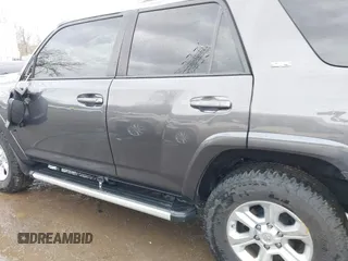 2018 Toyota 4Runner SR5 z VIN JTEBU5JR6J5487132, wystawiony jako IAAI lot #41673630 z przebiegiem 126 697 mil mil oraz . Historia ofert i sprzedaży dostępna na DreamBid. Obrazek 14.
