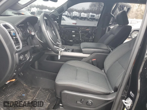 2022 Ram 1500 Big Horn z VIN 1C6SRFMT6NN223604, wystawiony jako Copart lot #45390005 z przebiegiem 5 461 mil mil oraz Szkoda całkowita • Salvage title. Historia ofert i sprzedaży dostępna na DreamBid. Obrazek 7.