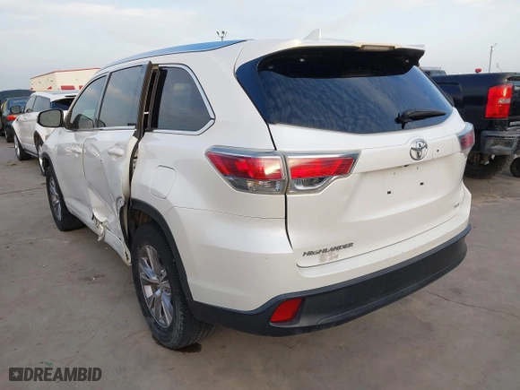 2014 Toyota Highlander XLE with VIN 5TDKKRFH3ES038170, listed as a IAAI auction lot 41740889 with 215,715 mi miles. Bid and sale history available at carsss.com. Image 3.