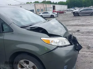 2018 Toyota Sienna LE Auto Access Seat с VIN 5TDKZ3DCXJS957822, выставлен на аукционе IAAI как лот 42367863 с пробегом 75 237 миль миль и . История ставок и продаж доступна на DreamBid. Изображение 19.