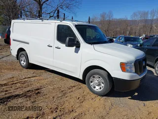 2020 Nissan NV Cargo SV z VIN 1N6BF0KM2LN809883, wystawiony jako IAAI lot #41694361 z przebiegiem 128 575 mil mil oraz . Historia ofert i sprzedaży dostępna na DreamBid. Obrazek 1.