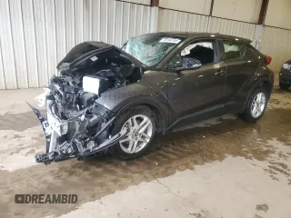 2021 Toyota C-HR LE z VIN NMTKHMBX3MR131802, wystawiony jako Copart lot #58164195 z przebiegiem Nie podano mil oraz Szkoda całkowita • Salvage title. Historia ofert i sprzedaży dostępna na DreamBid. Obrazek 1.