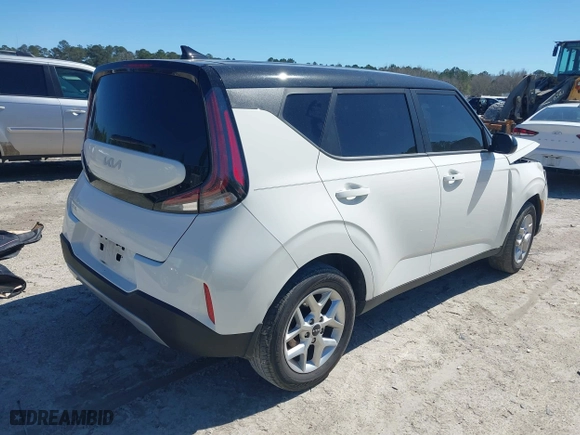2024 Kia Soul LX with VIN KNDJ23AU0R7236315, listed as a IAAI auction lot 41818957 with 30,661 mi miles. Bid and sale history available at carsss.com. Image 4.