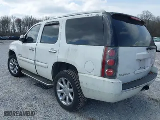 2007 GMC Yukon Denali with VIN 1GKFK638X7J136699, listed as a IAAI auction lot 41803850 with 192,541 mi miles. Bid and sale history available at carsss.com. Image 3.