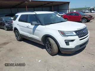 2018 Ford Explorer XLT z VIN 1FM5K7D85JGA13050, wystawiony jako IAAI lot #42238472 z przebiegiem 174 082 mil mil oraz . Historia ofert i sprzedaży dostępna na DreamBid. Obrazek 1.