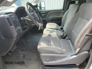 2015 GMC Sierra 2500HD z VIN 1GT01XE89FZ124325, wystawiony jako Copart lot #60473645 z przebiegiem 283 077 mil mil oraz Czysty tytuł • Clean title. Historia ofert i sprzedaży dostępna na DreamBid. Obrazek 7.